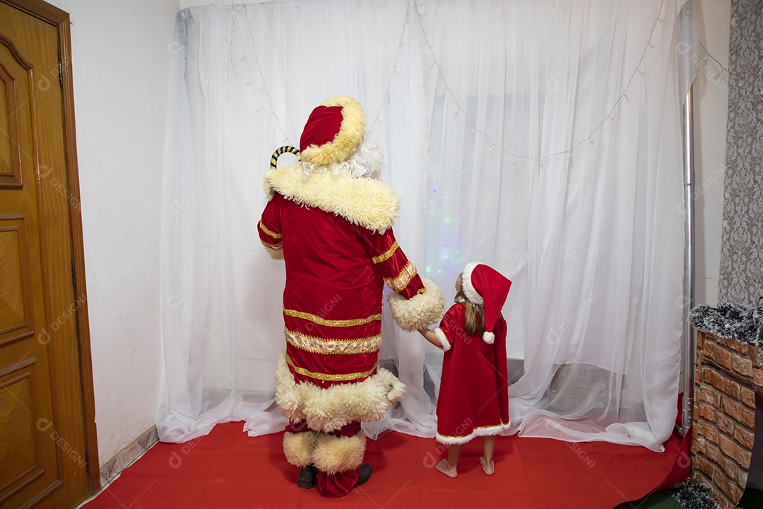 Papai Noel tirando fotos com criança menina