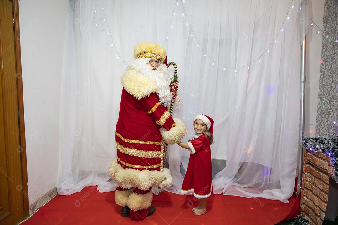 Papai Noel tirando fotos com criança menina Feliz Natal