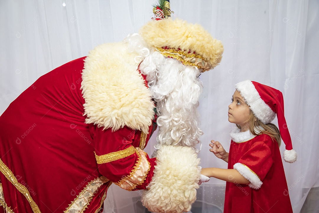 Papai Noel tirando fotos com criança menina Feliz Natal