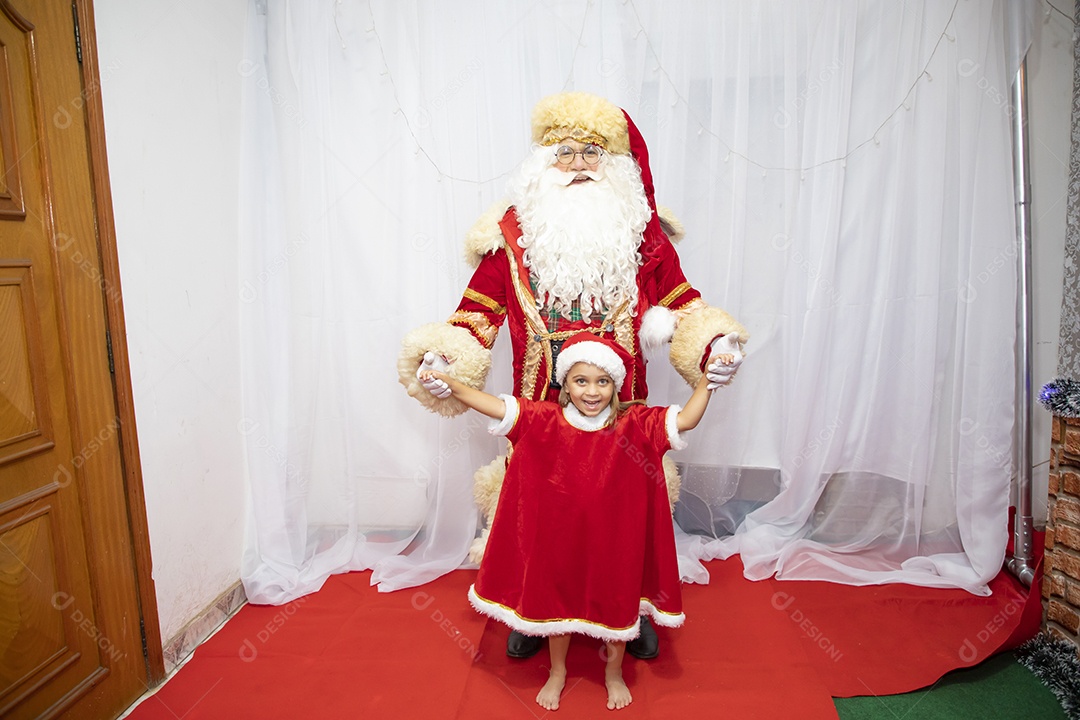 Papai Noel tirando fotos com criança menina Feliz Natal