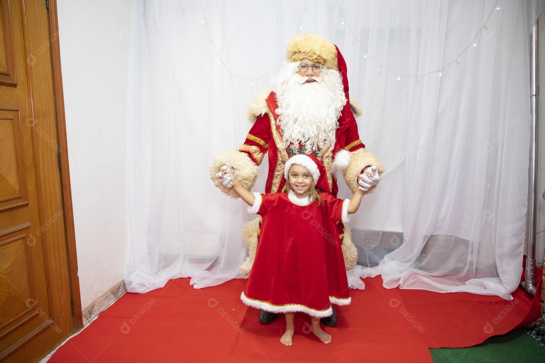 Papai Noel tirando fotos com criança menina Feliz Natal