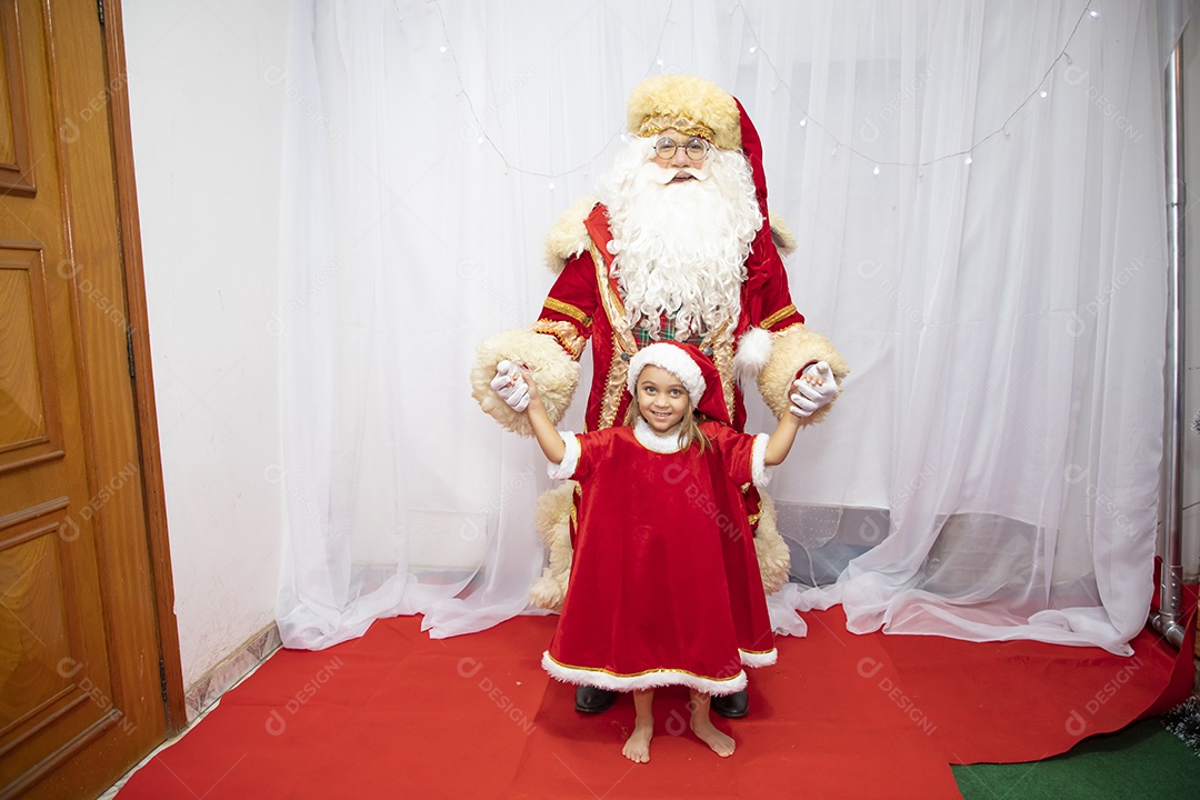 Papai Noel tirando fotos com criança menina Feliz Natal
