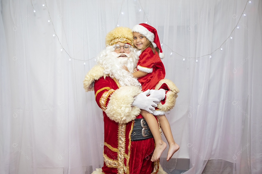 Papai Noel tirando fotos com criança menina Feliz Natal