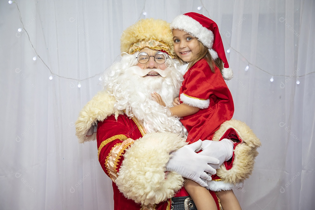 Papai Noel tirando fotos com criança menina Feliz Natal