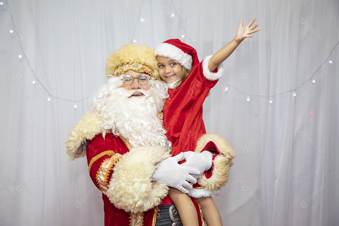 Papai Noel tirando fotos com criança menina Feliz Natal