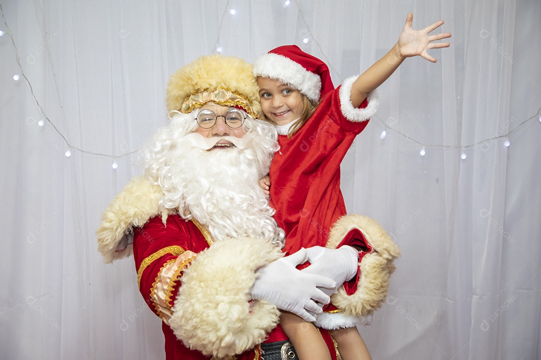 Papai Noel tirando fotos com criança menina Feliz Natal
