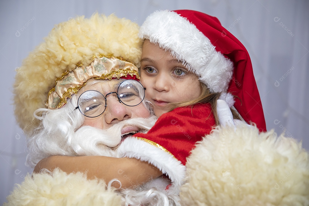 Papai Noel tirando fotos com criança menina Feliz Natal