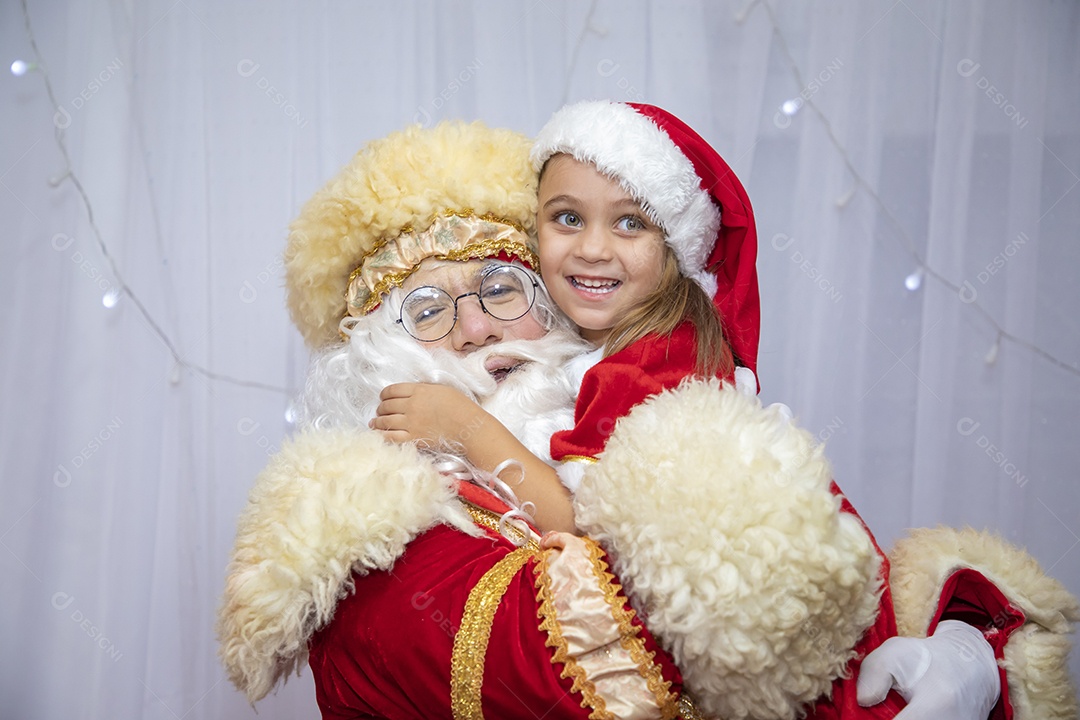 Papai Noel tirando fotos com criança menina Feliz Natal
