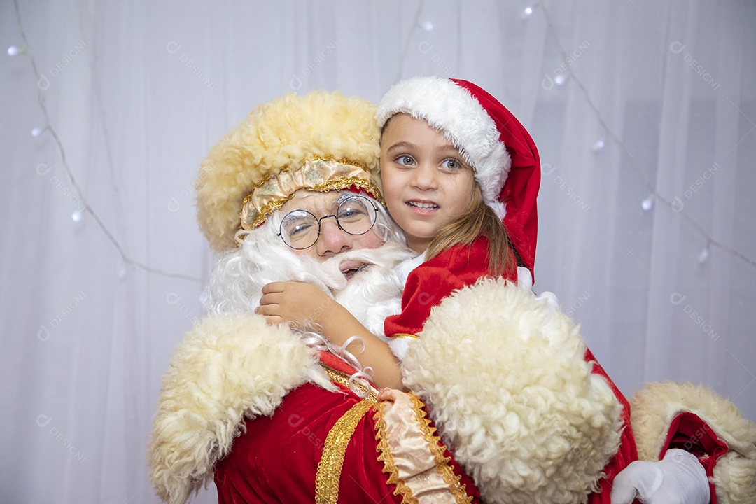 Papai Noel tirando fotos com criança menina Feliz Natal