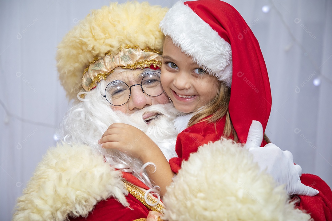 Papai Noel tirando fotos com criança menina Feliz Natal