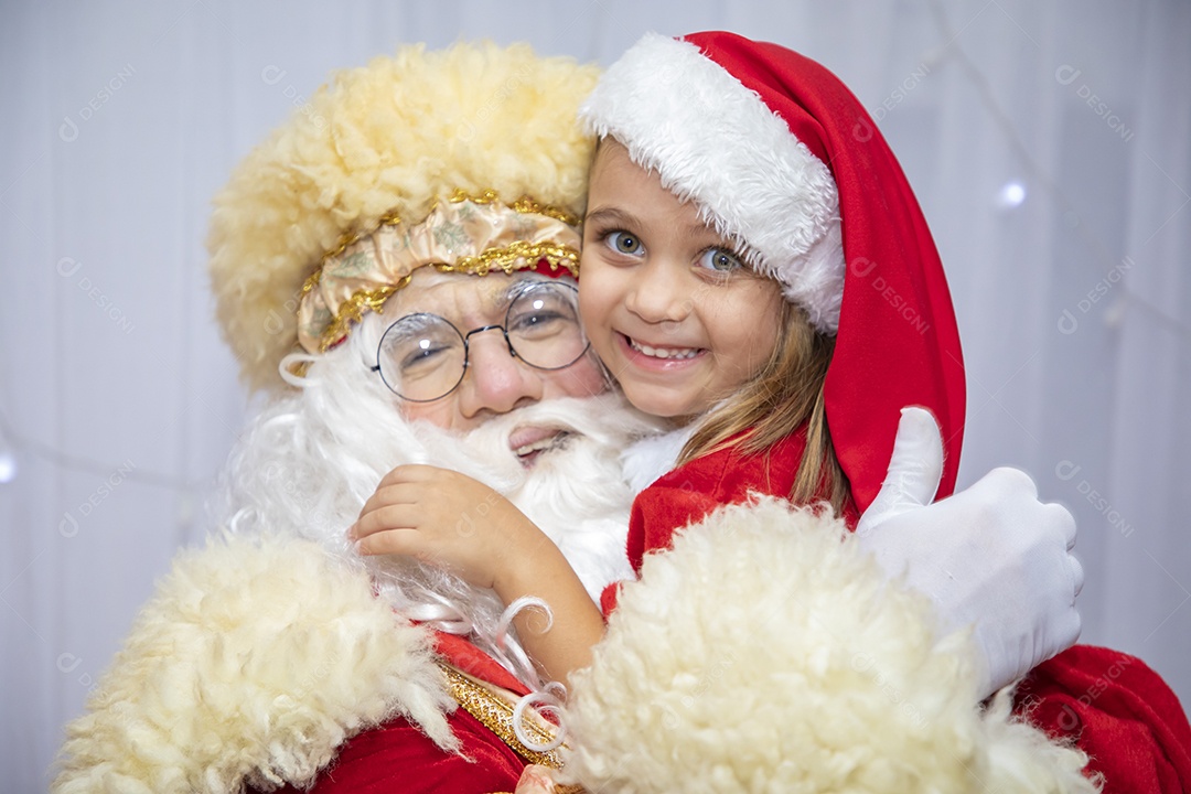Papai Noel tirando fotos com criança menina Feliz Natal