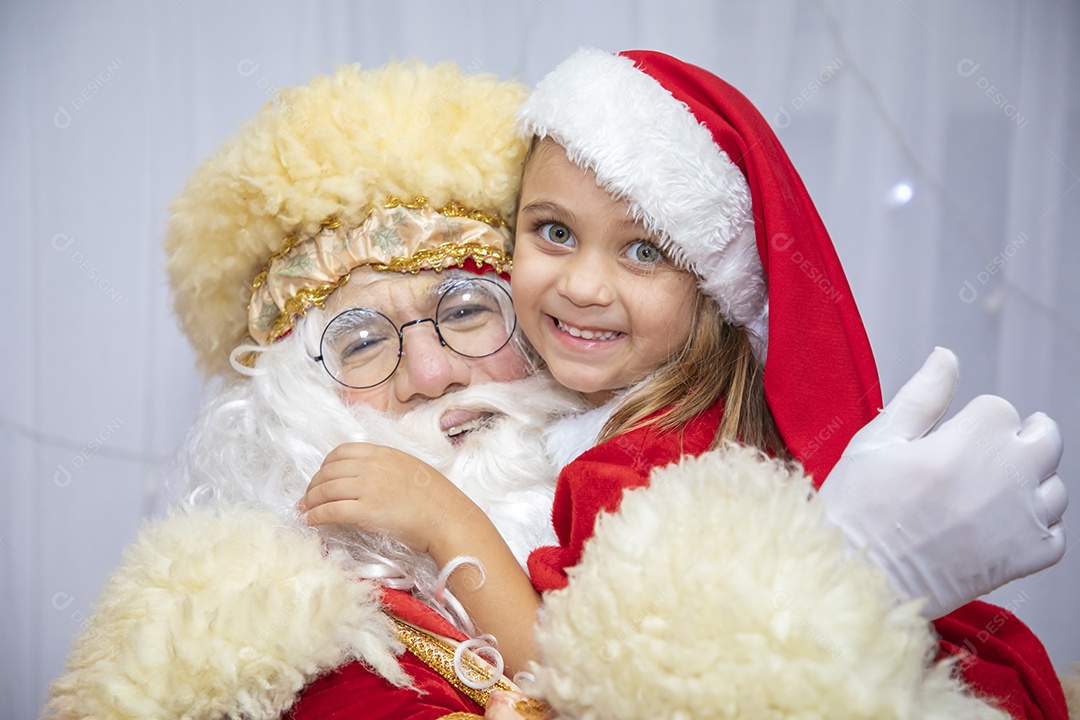 Papai Noel tirando fotos com criança menina Feliz Natal