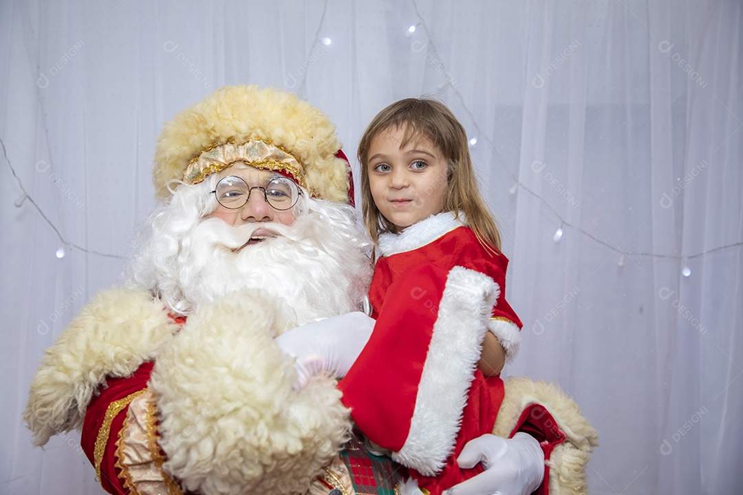 Papai Noel tirando fotos com criança menina Feliz Natal
