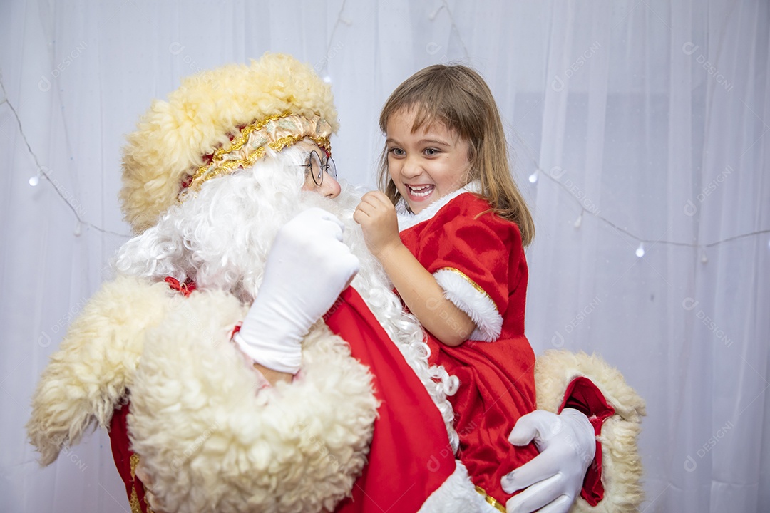 Papai Noel tirando fotos com criança menina Feliz Natal