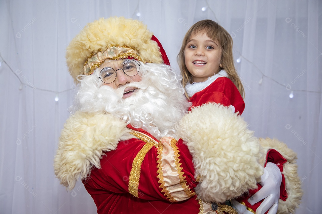 Papai Noel tirando fotos com criança menina Feliz Natal