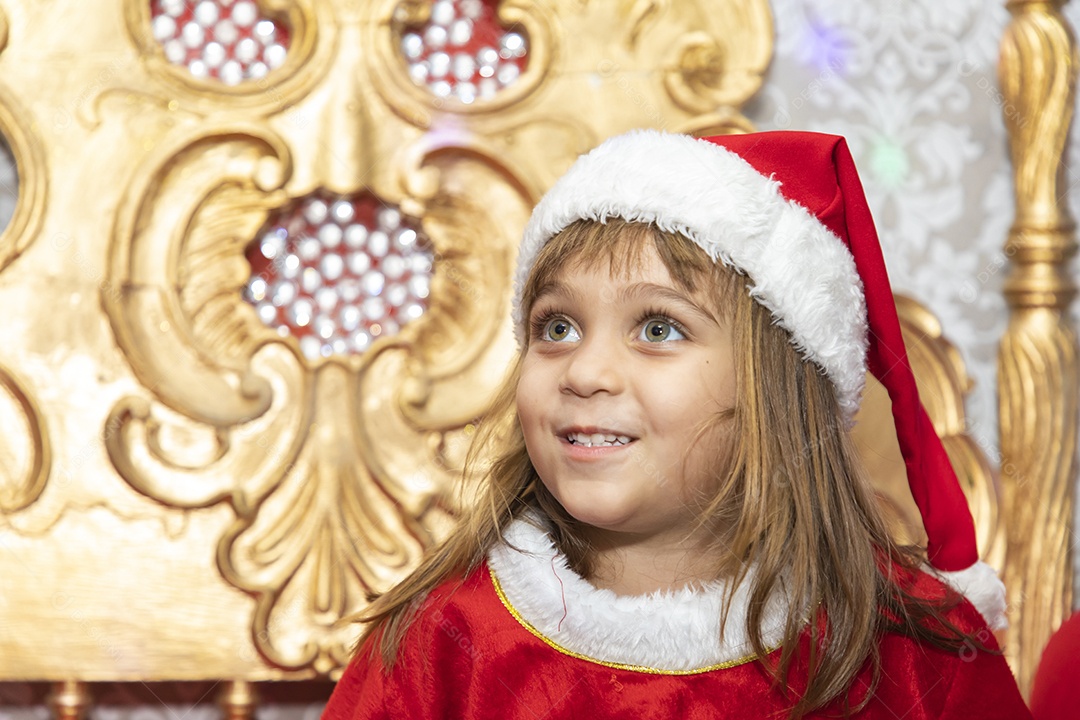 Linda menina fantasiada de Papai Noel usando touca Feliz Natal