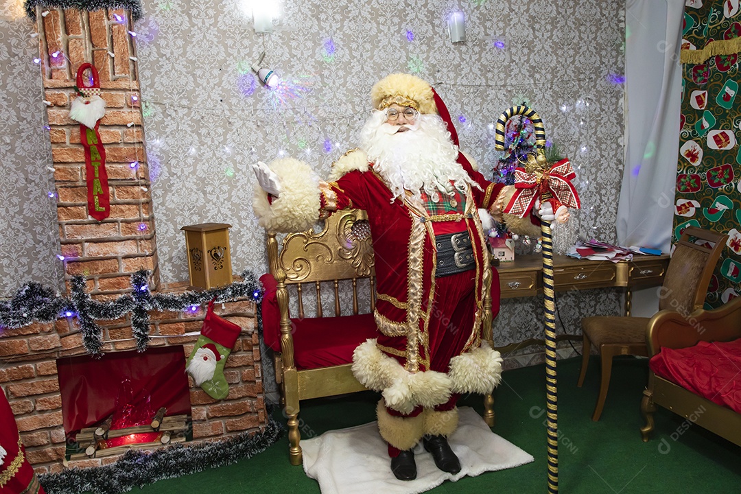Papai Noel sobre uma casa decorada ceia véspera Feliz Natal