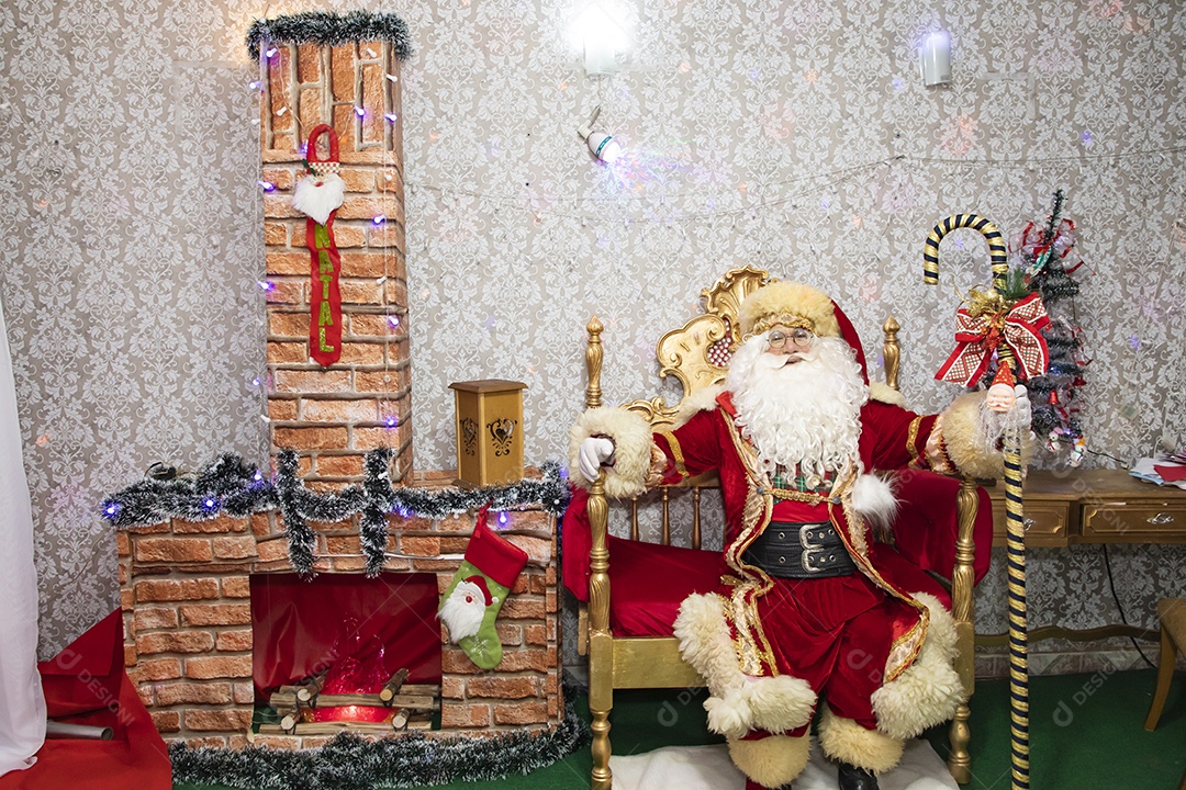 Papai Noel sobre uma casa decorada ceia véspera Feliz Natal