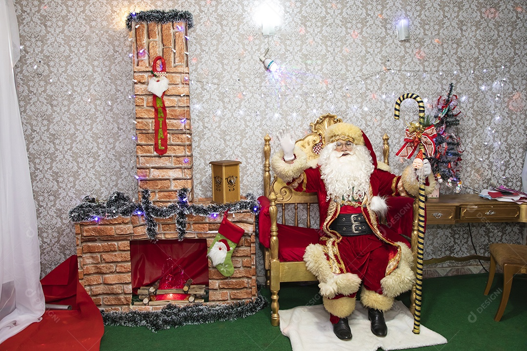 Papai Noel sobre uma casa decorada ceia véspera Feliz Natal