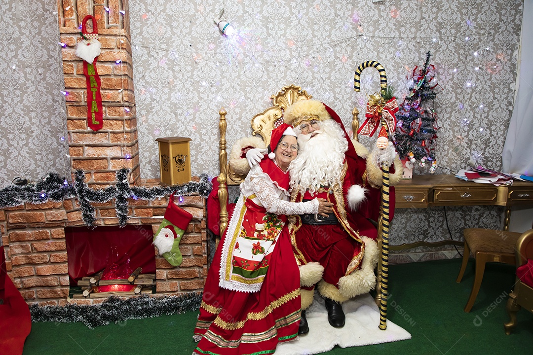 Papai Noel sobre uma casa decorada ceia véspera Feliz Natal