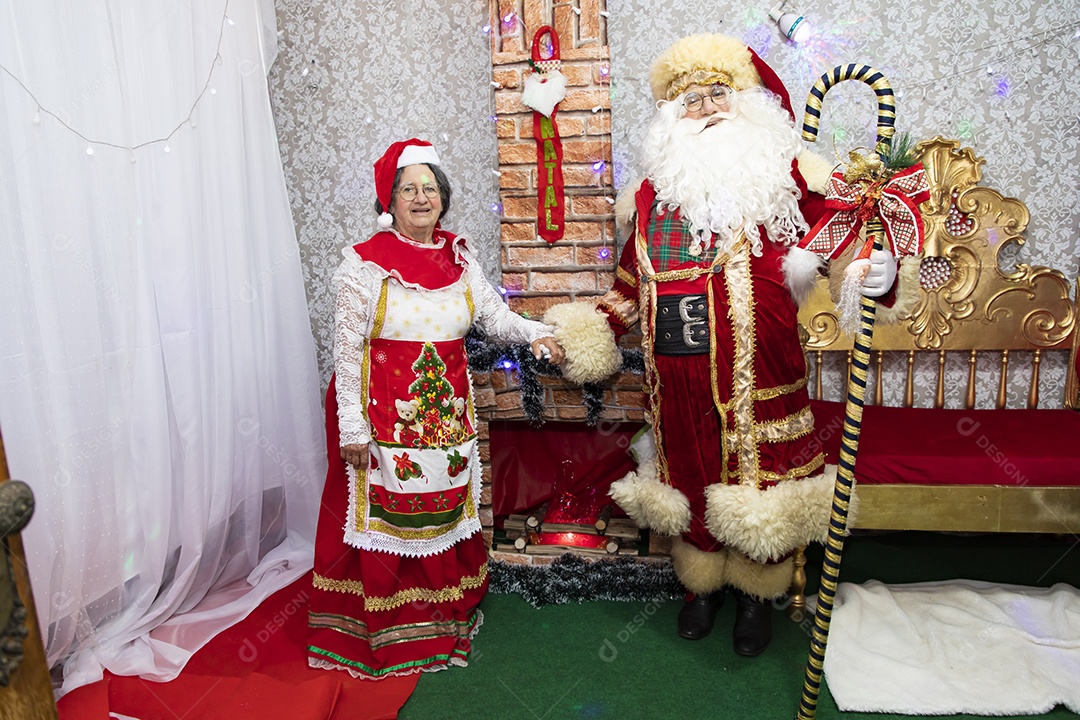 Lindo Casal Papai Noel ao lado de Mamãe Noel