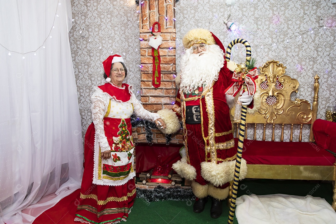 Lindo Casal Papai Noel ao lado de Mamãe Noel