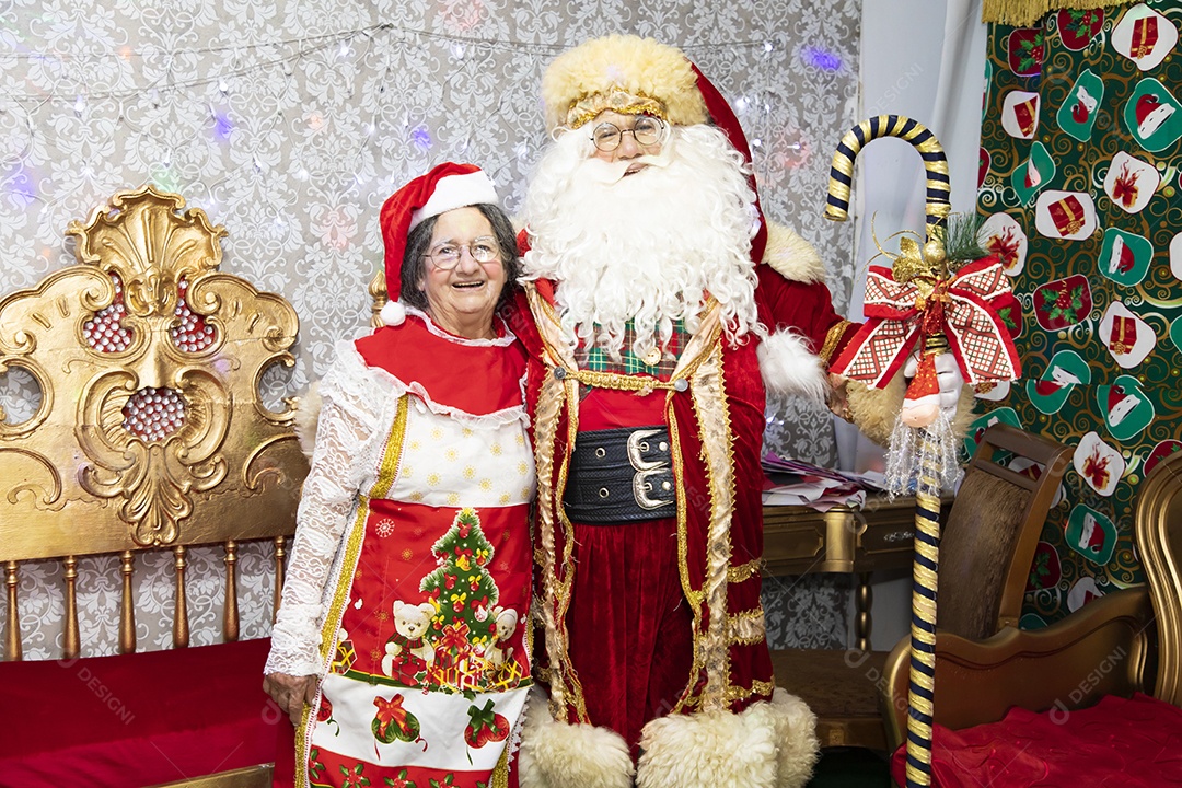Lindo Casal Papai Noel ao lado de Mamãe Noel