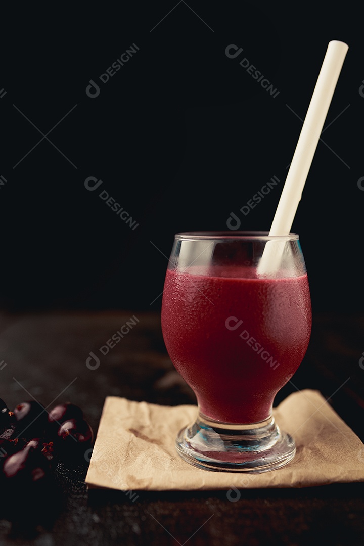 Suco de Romã Bebida sobre uma mesa de madeira