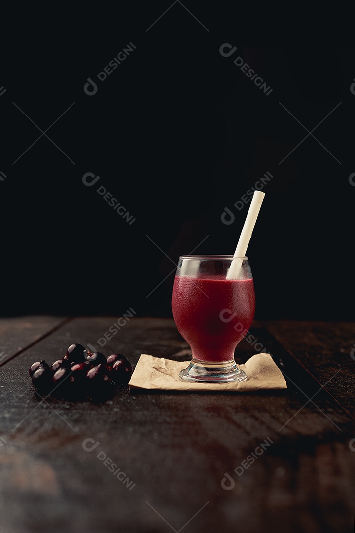 Suco de jabuticaba Bebida sobre uma mesa de madeira