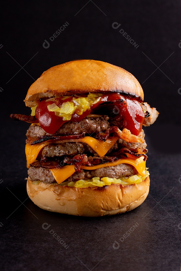 Hamburguer hamburgueria pão carne bacon queijo cheddar cebola alface molho tomate
