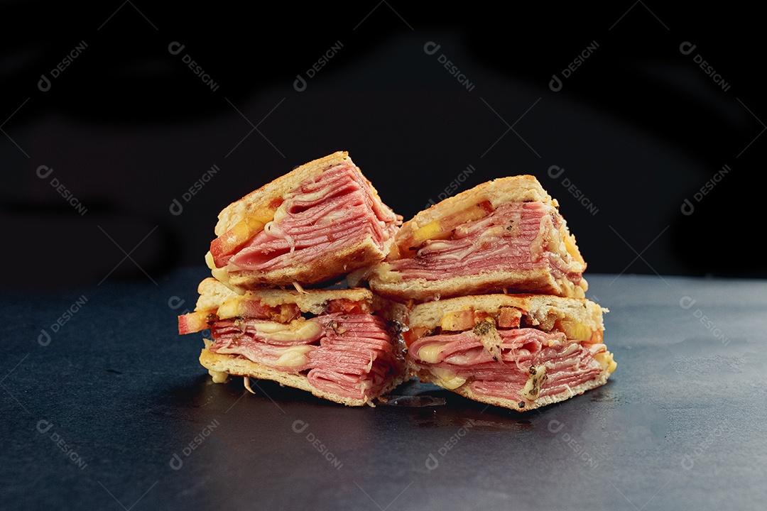 Misto cortado ao meio pão e presunto bacon e queijo
