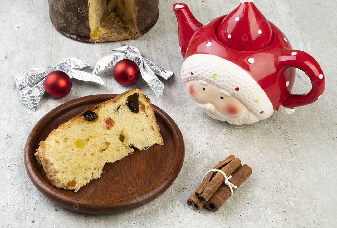 Panetone de bolo de frutas de natal italiano tradicional sobre tábua de madeira.