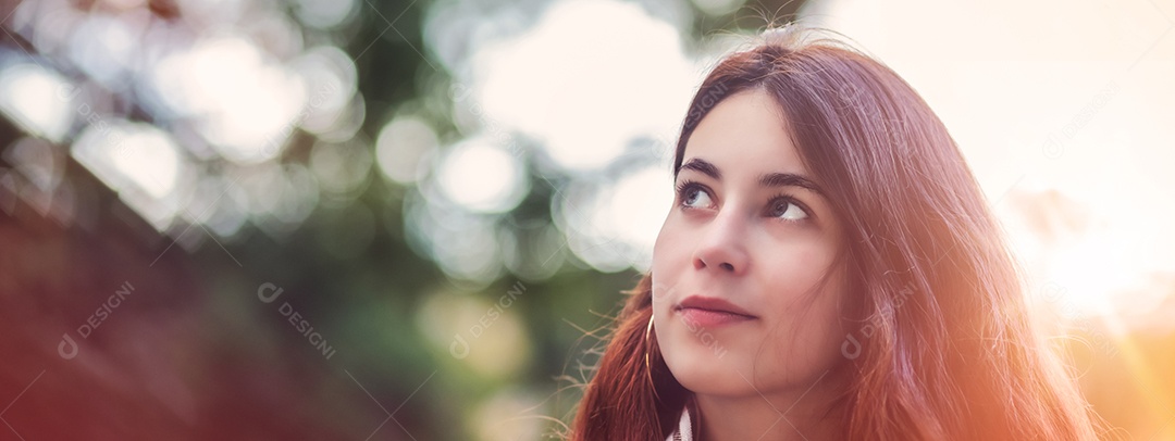 Mulher bonita confiante e bonita com cabelo castanho com cura
