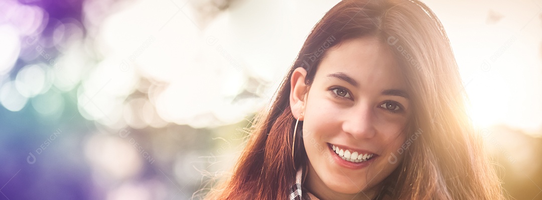 Retrato de uma jovem bonita em bokeh de fundo e luz do sol