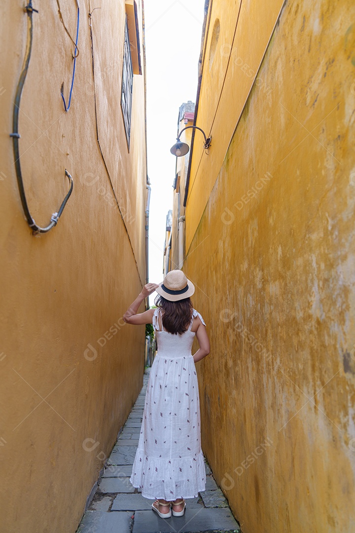Mulher usando vestido vietnamita