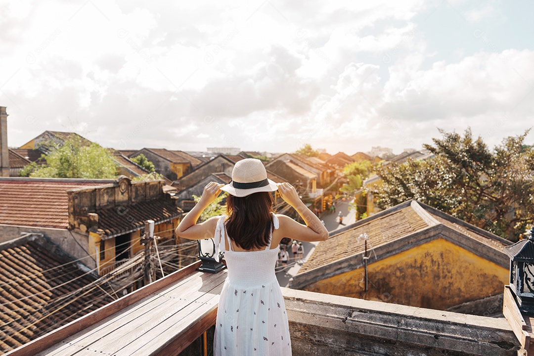 Mulher usando vestido vietnamita