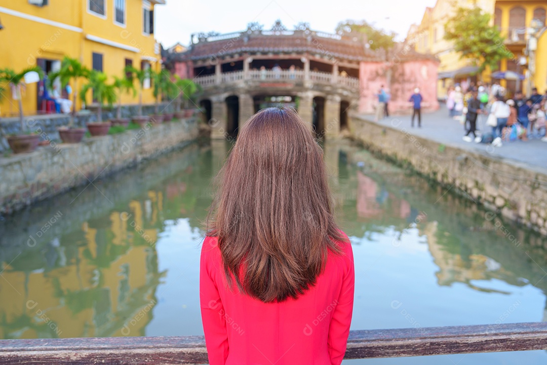 Mulher usando vestido vietnamita