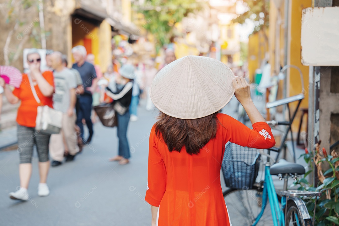 Mulher usando vestido vietnamita