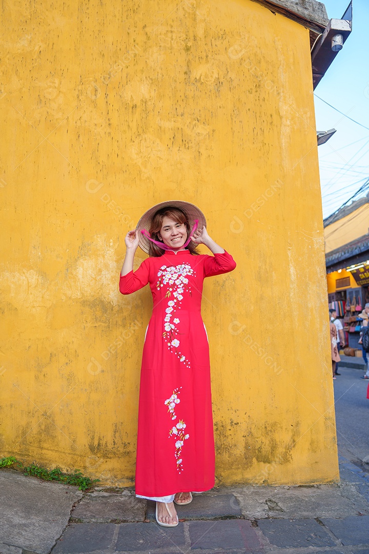 Mulher usando vestido vietnamita