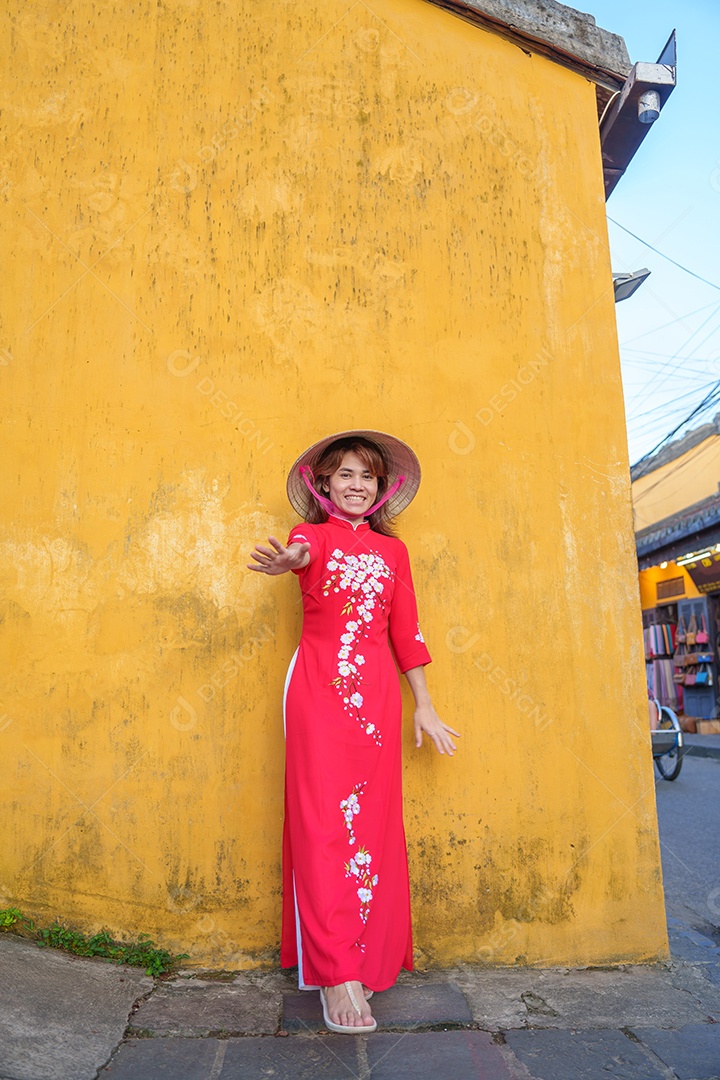 Mulher usando vestido vietnamita
