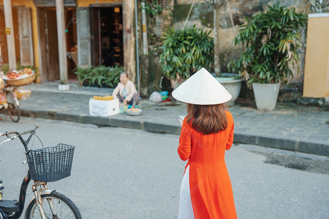 Mulher usando vestido vietnamita