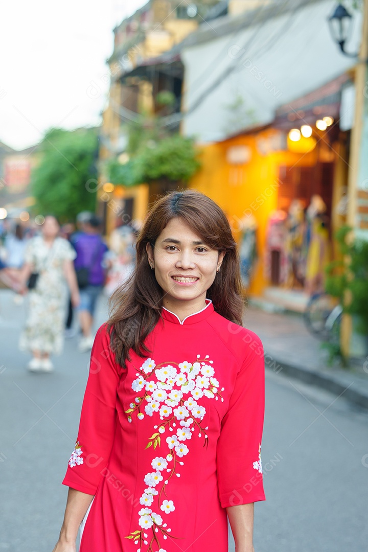 Mulher usando vestido vietnamita