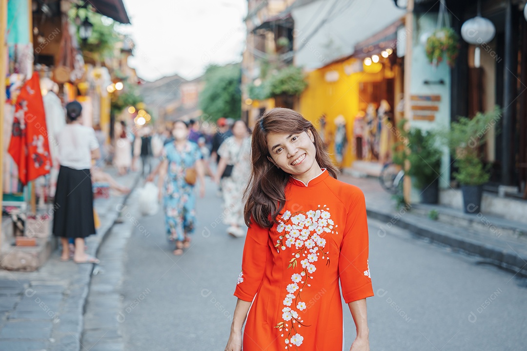 Mulher usando vestido vietnamita