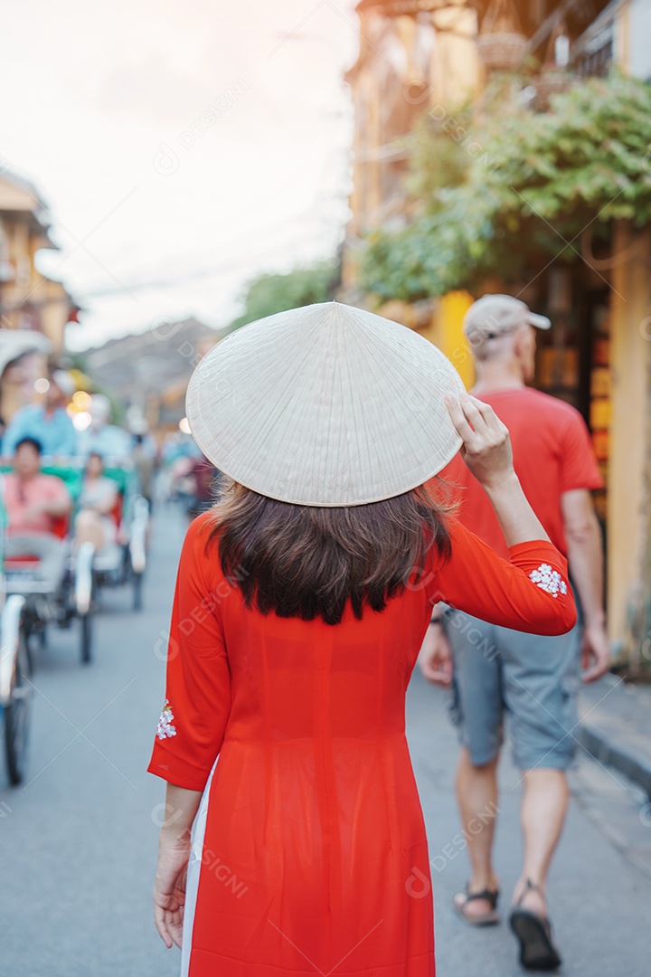 Mulher usando vestido vietnamita
