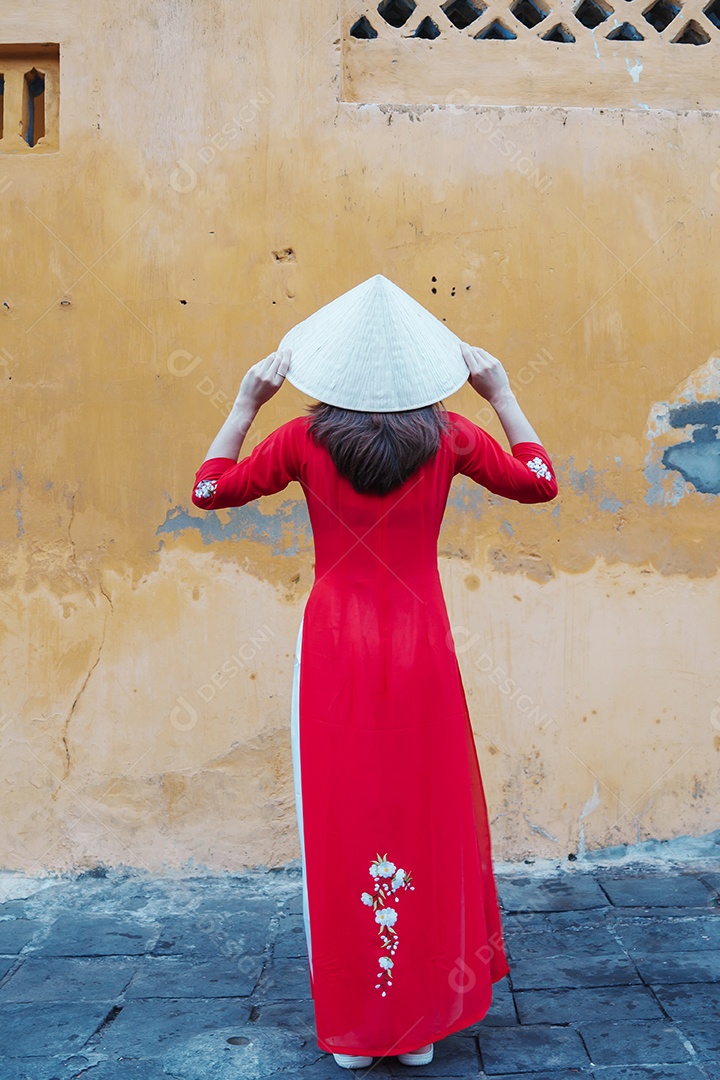 Mulher usando vestido vietnamita