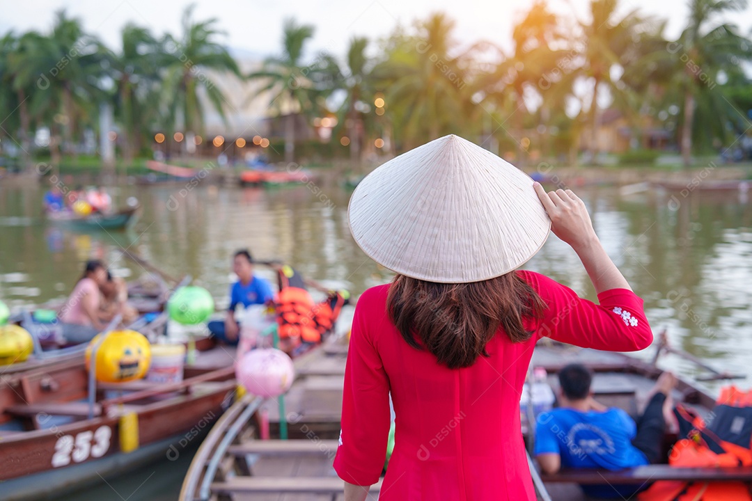 Mulher usando vestido vietnamita