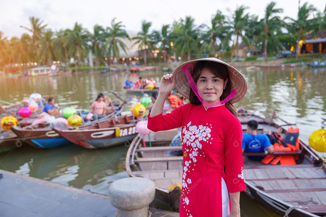 Mulher usando vestido vietnamita