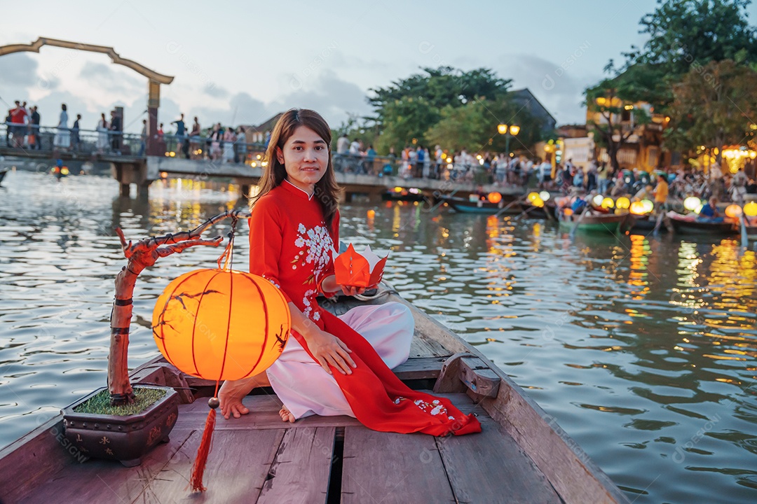 Mulher usando vestido vietnamita