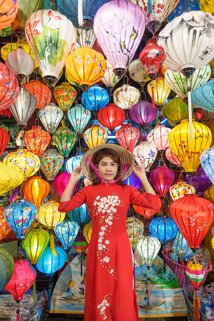 Mulher usando vestido vietnamita