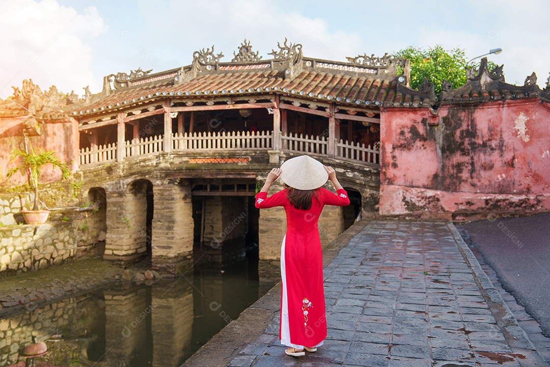 Mulher usando vestido vietnamita